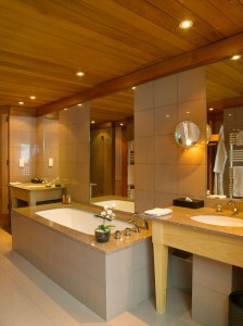 R-RS436_Le Mélézin Chambre Ski Piste Bathroom-lpr   